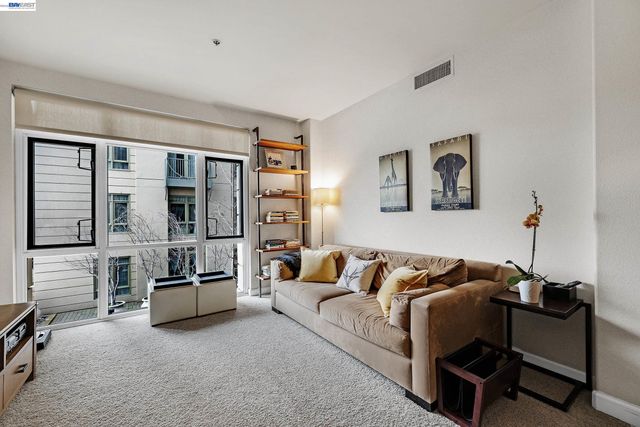 423 7Th St 220, Oakland, CA 94607