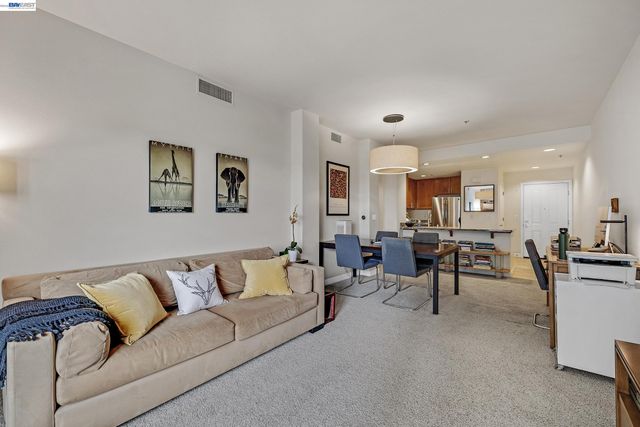 423 7Th St 220, Oakland, CA 94607