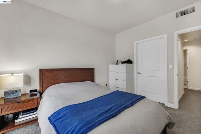 423 7Th St 220, Oakland, CA 94607