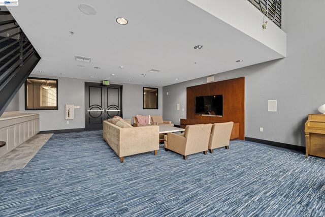 423 7Th St 220, Oakland, CA 94607