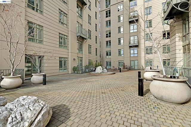 423 7Th St 220, Oakland, CA 94607