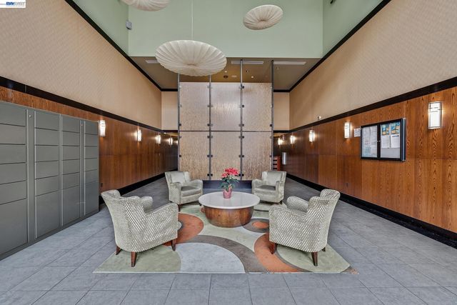 423 7Th St 220, Oakland, CA 94607