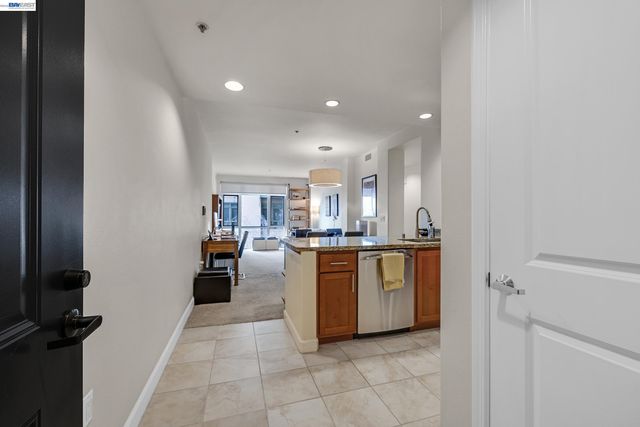 423 7Th St 220, Oakland, CA 94607