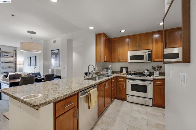 423 7Th St 220, Oakland, CA 94607