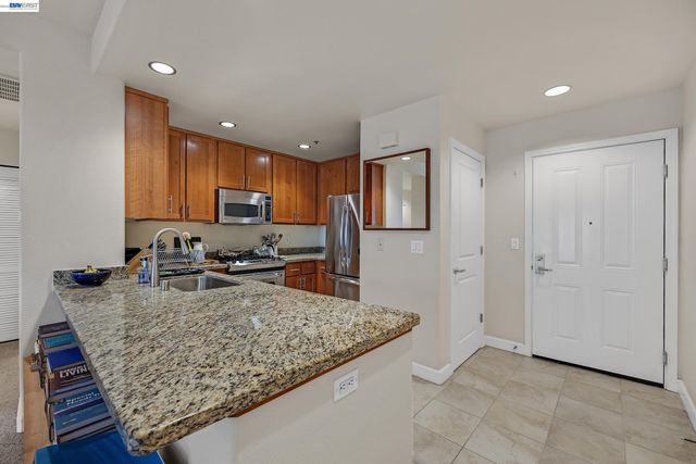 423 7Th St 220, Oakland, CA 94607