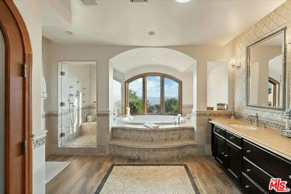 Image 15 of property listing at 1740 Carla Ridge, Beverly Hills, CA 90210