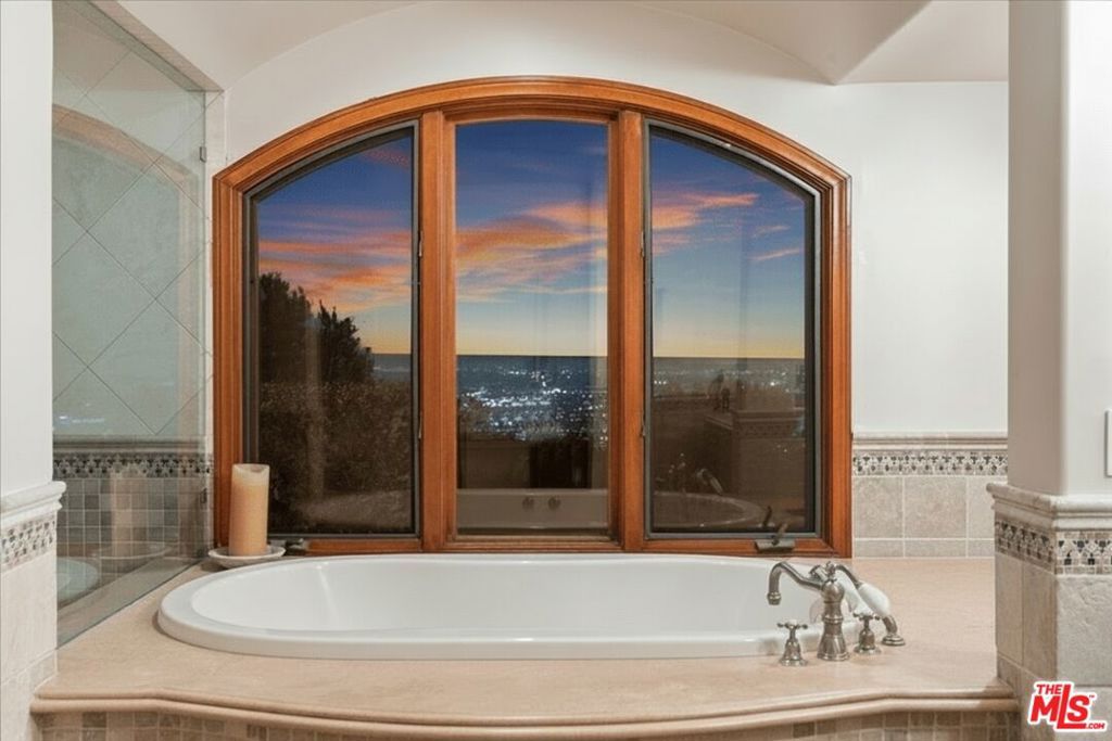 Image 16 of property listing at 1740 Carla Ridge, Beverly Hills, CA 90210
