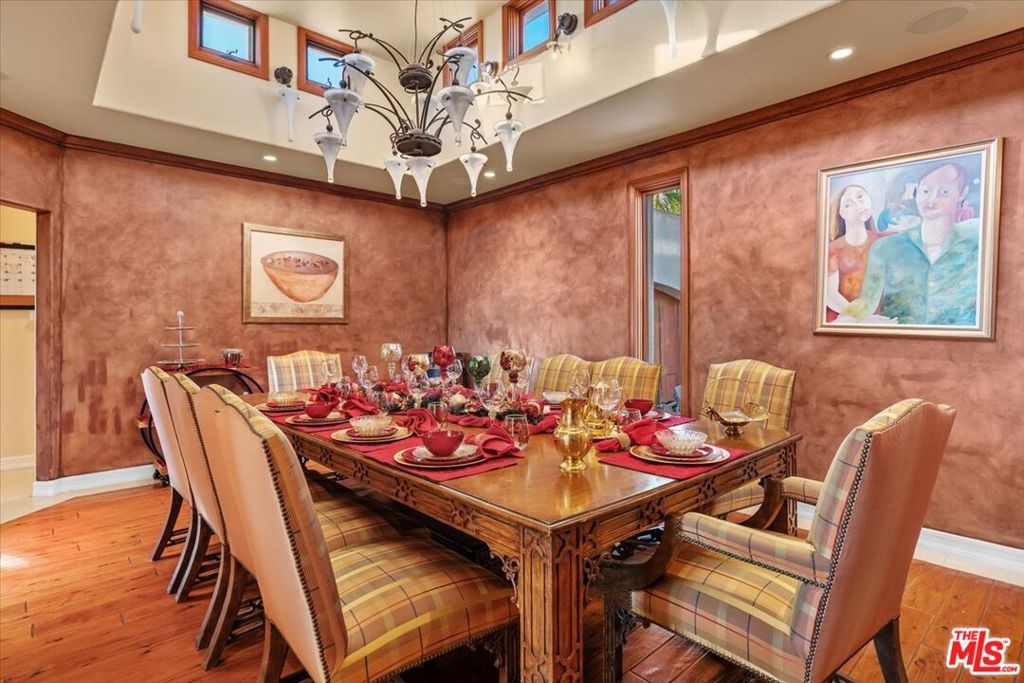 Image 18 of property listing at 1740 Carla Ridge, Beverly Hills, CA 90210