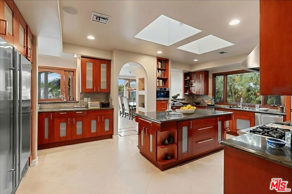 Image 19 of property listing at 1740 Carla Ridge, Beverly Hills, CA 90210