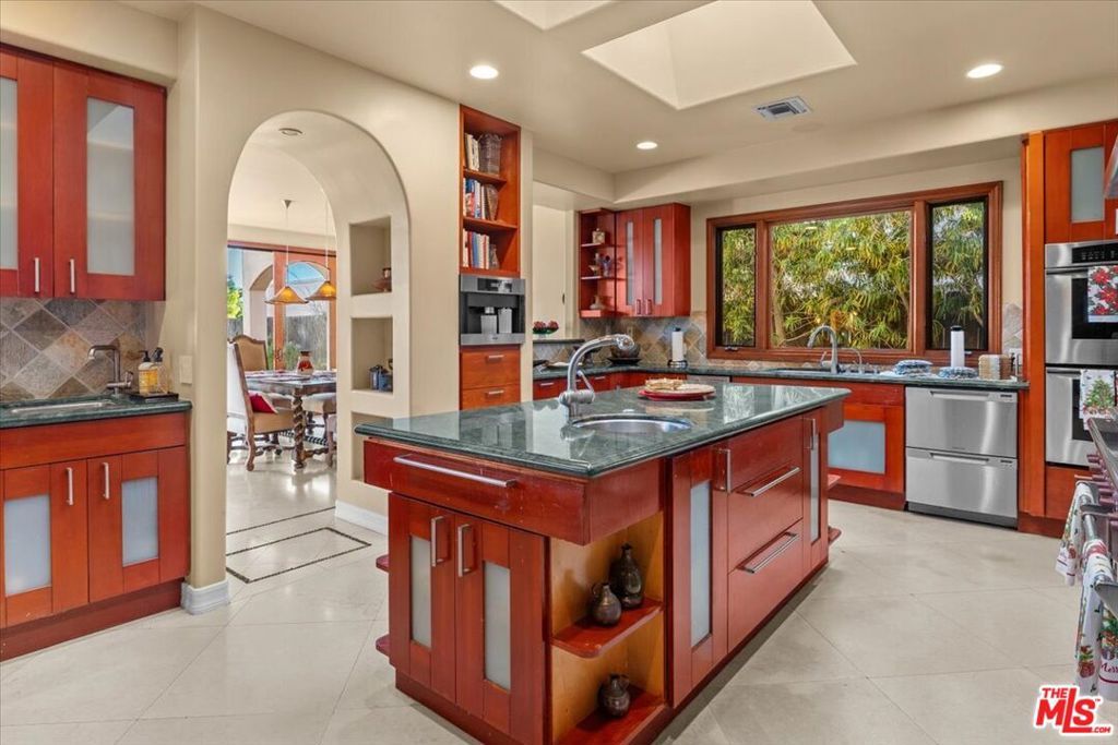 Image 20 of property listing at 1740 Carla Ridge, Beverly Hills, CA 90210