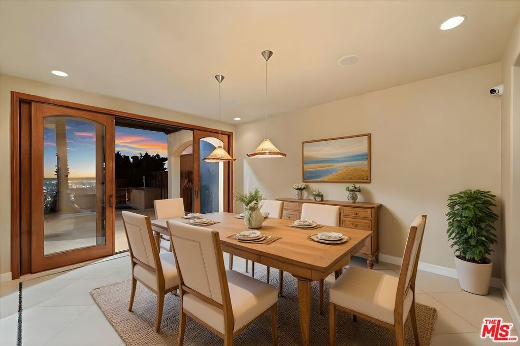Image 21 of property listing at 1740 Carla Ridge, Beverly Hills, CA 90210