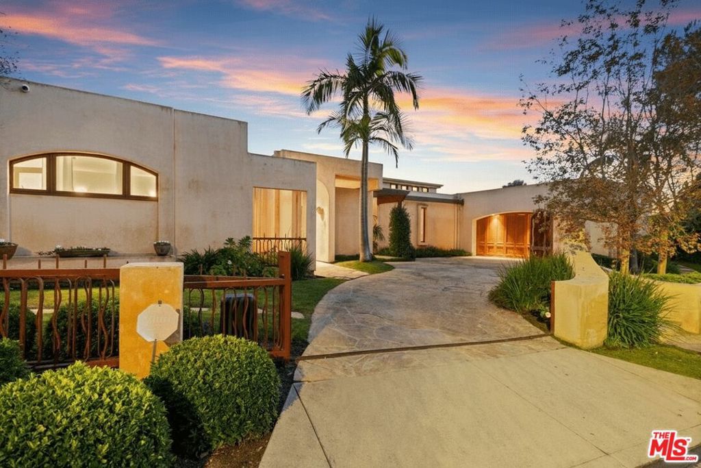 Image 24 of property listing at 1740 Carla Ridge, Beverly Hills, CA 90210