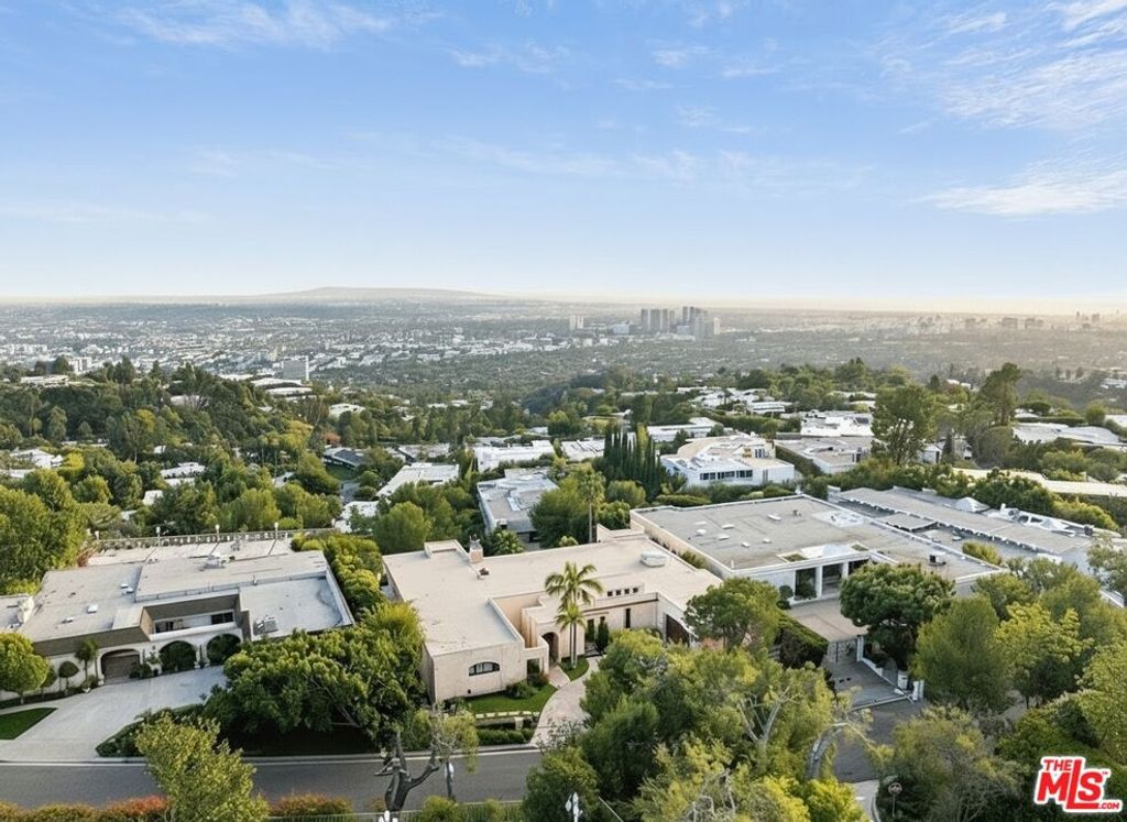 Image 25 of property listing at 1740 Carla Ridge, Beverly Hills, CA 90210
