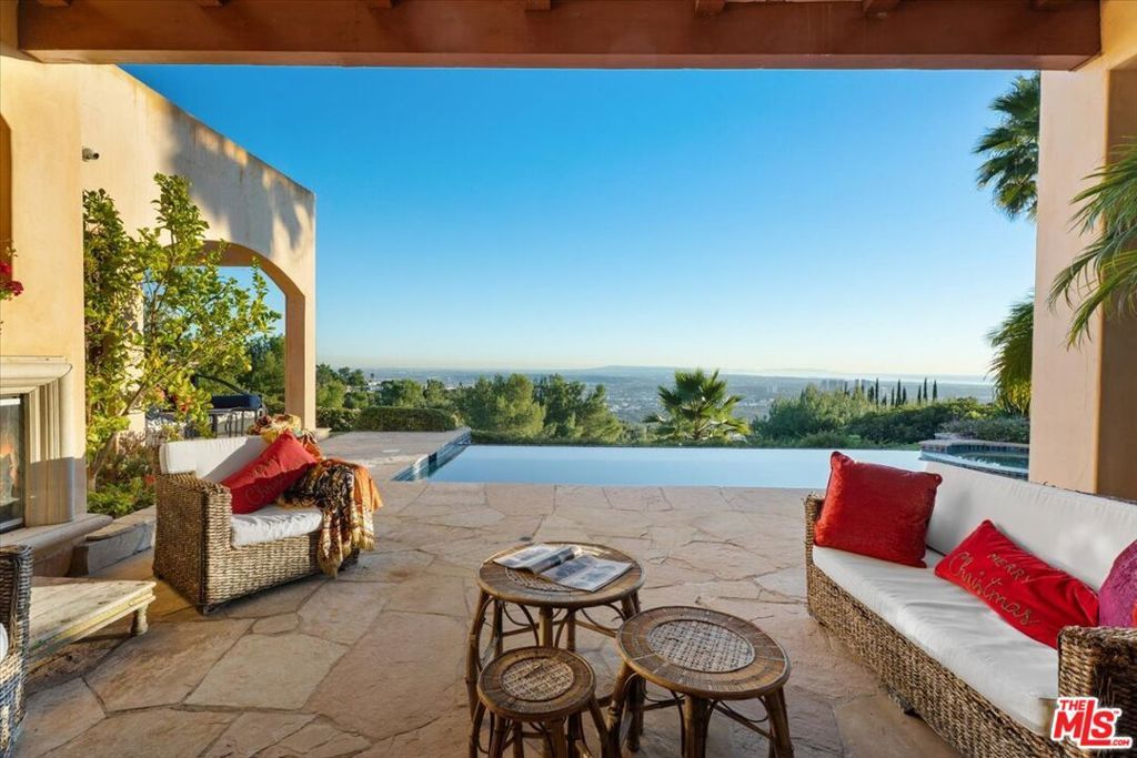 Image 4 of property listing at 1740 Carla Ridge, Beverly Hills, CA 90210
