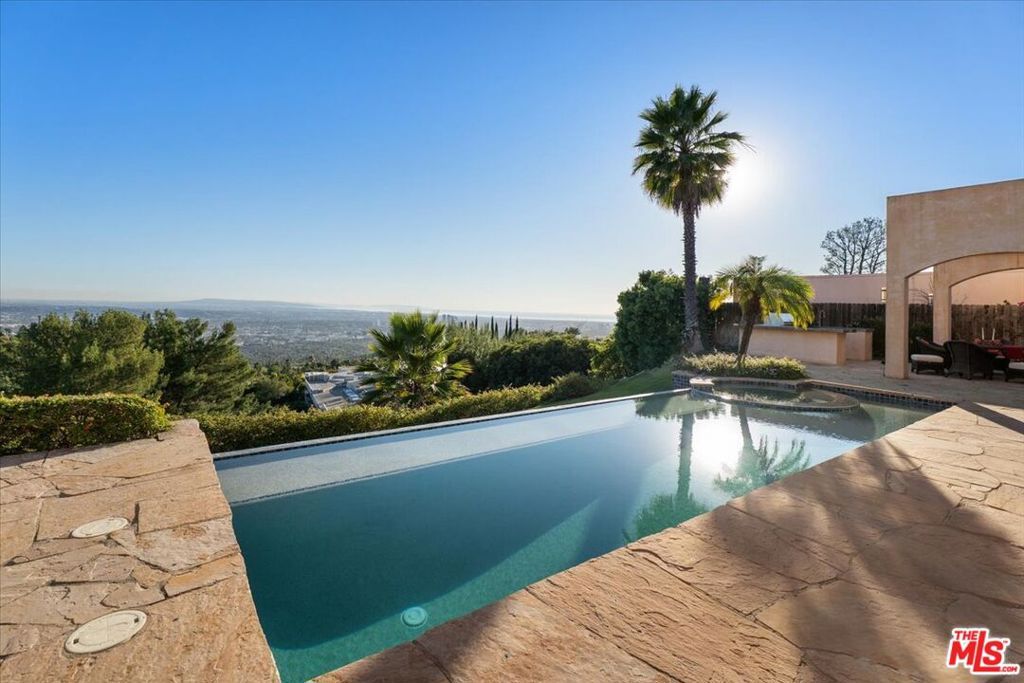 Image 8 of property listing at 1740 Carla Ridge, Beverly Hills, CA 90210