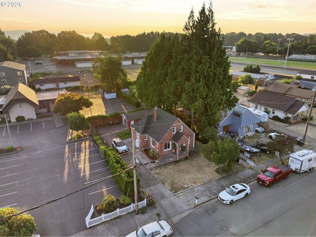 707 3RD St, Woodland, WA 98674