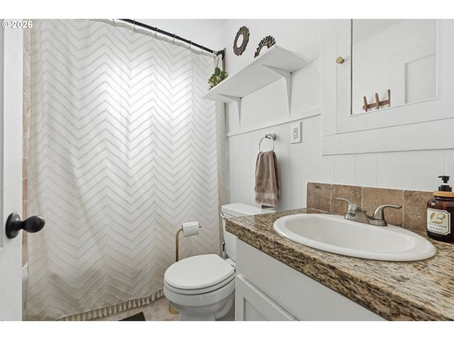 707 3RD St, Woodland, WA 98674