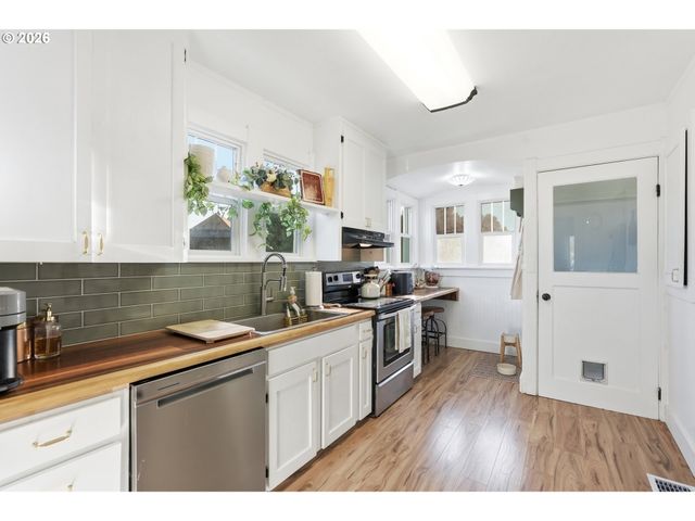 707 3RD St, Woodland, WA 98674