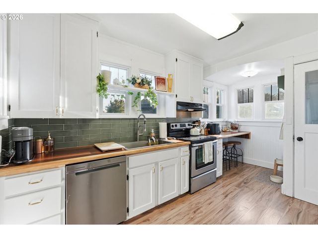 707 3RD St, Woodland, WA 98674