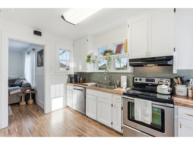 707 3RD St, Woodland, WA 98674