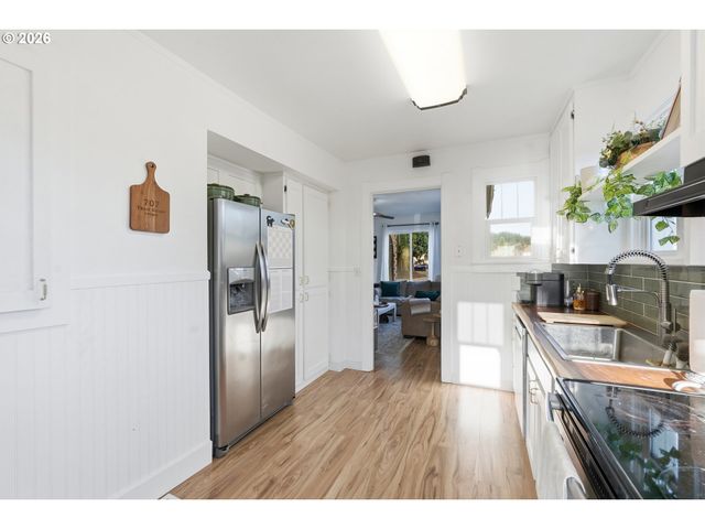 707 3RD St, Woodland, WA 98674