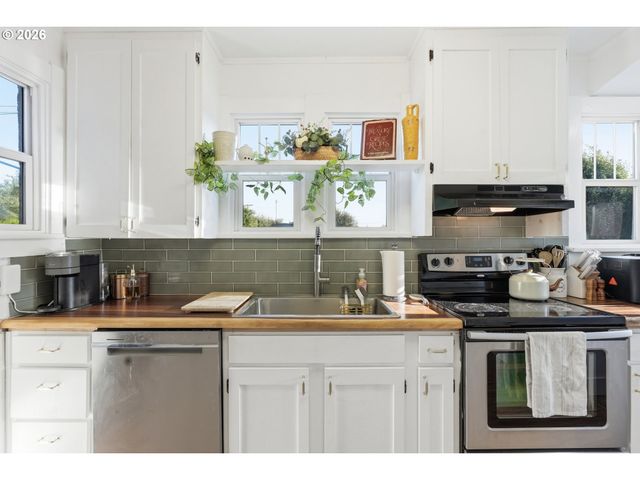 707 3RD St, Woodland, WA 98674