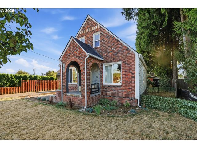 707 3RD St, Woodland, WA 98674