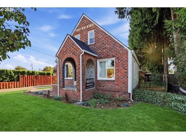707 3RD St, Woodland, WA 98674
