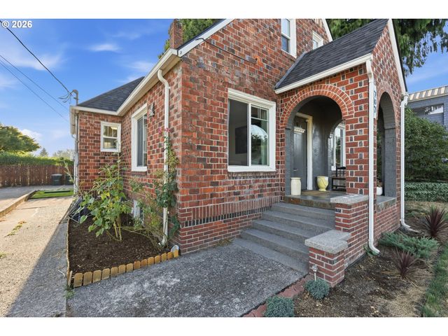 707 3RD St, Woodland, WA 98674