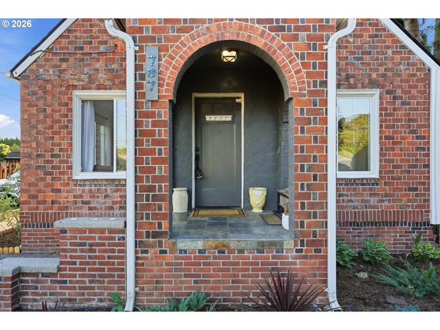 707 3RD St, Woodland, WA 98674