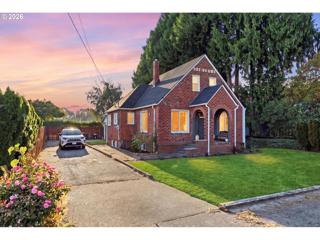 707 3RD St, Woodland, WA 98674