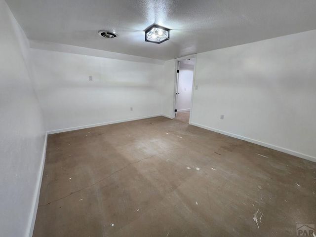 135 La Rochelle Dr, Pueblo, CO 81005