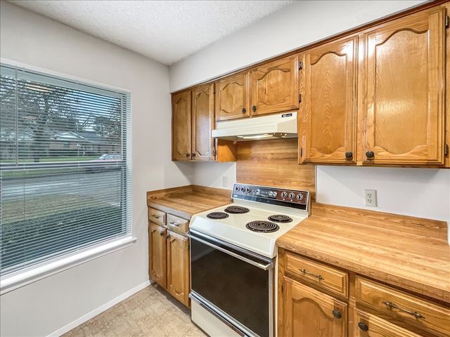 841 S Atkerson Lane, Euless, TX 76040