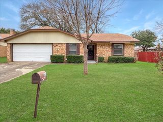 841 S Atkerson Lane, Euless, TX 76040