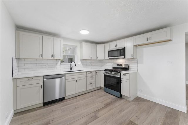 11225 E 14th Street, Independence, MO 64052