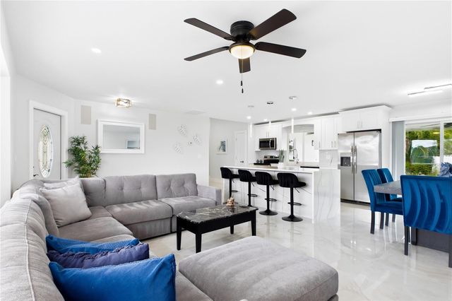 256 SE SANTA BARBARA PLACE, Cape Coral, FL 33990