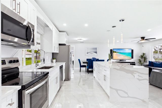 256 SE SANTA BARBARA PLACE, Cape Coral, FL 33990