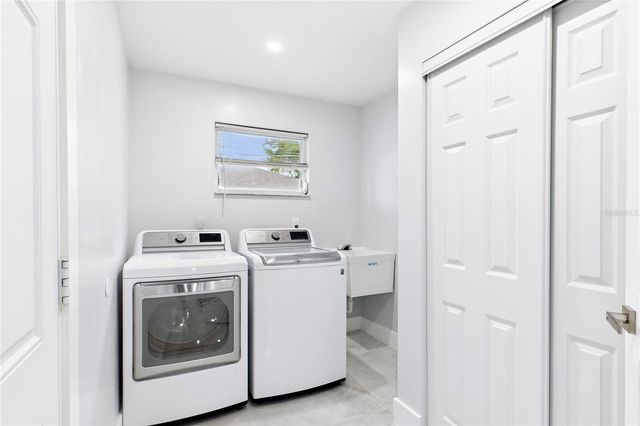 256 SE SANTA BARBARA PLACE, Cape Coral, FL 33990