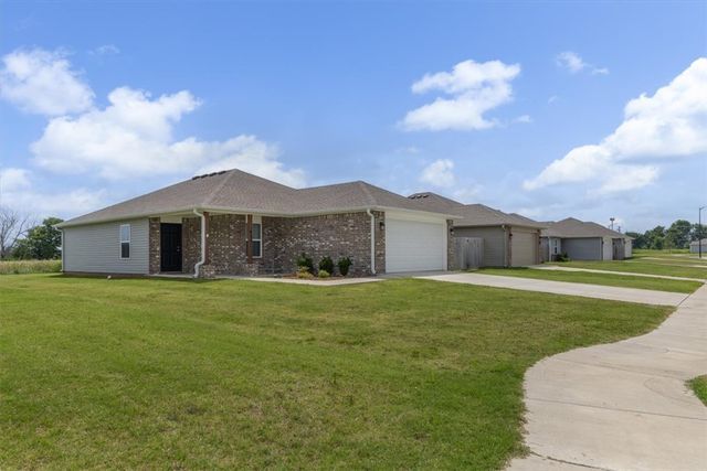 825 S Katlyn Drive, Siloam Springs, AR 72761