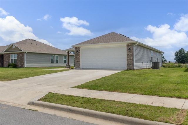 825 S Katlyn Drive, Siloam Springs, AR 72761