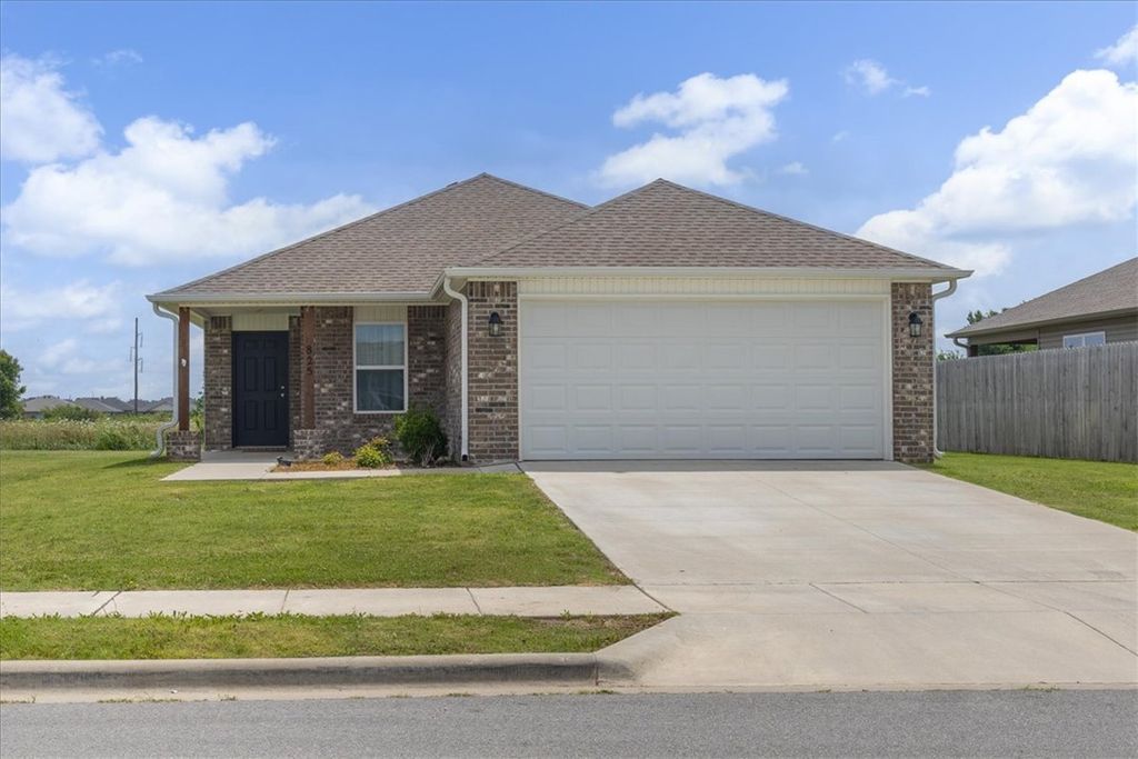 825 S Katlyn Drive, Siloam Springs, AR 72761