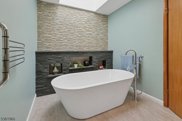 7 Canyon Woods Ct, Holmdel Twp., NJ 07733