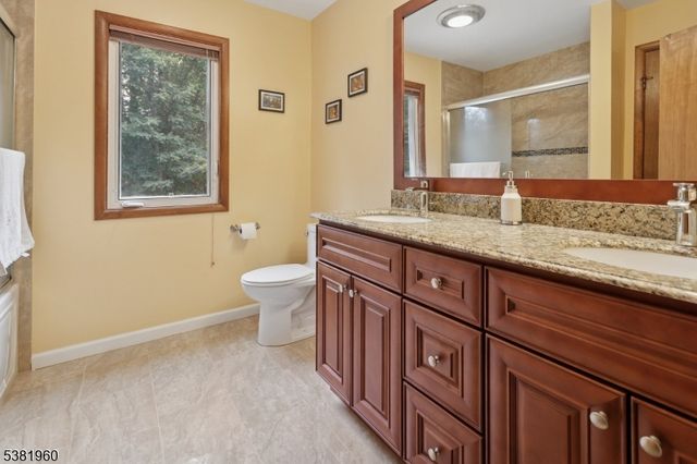 7 Canyon Woods Ct, Holmdel Twp., NJ 07733