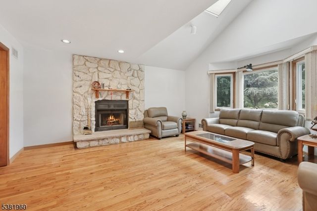 7 Canyon Woods Ct, Holmdel Twp., NJ 07733