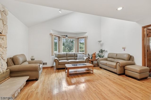 7 Canyon Woods Ct, Holmdel Twp., NJ 07733