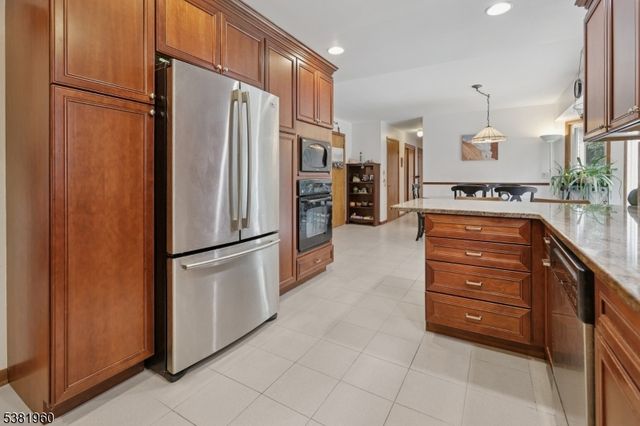 7 Canyon Woods Ct, Holmdel Twp., NJ 07733