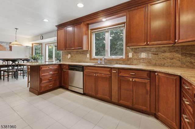 7 Canyon Woods Ct, Holmdel Twp., NJ 07733