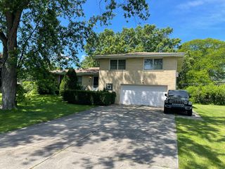 10 E Leon Lane, Prospect Heights, IL 60070