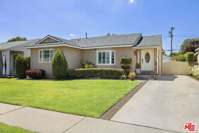17630 Kittridge Street, Lake Balboa, CA 91406