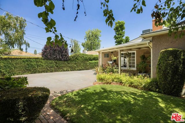 17630 Kittridge Street, Lake Balboa, CA 91406